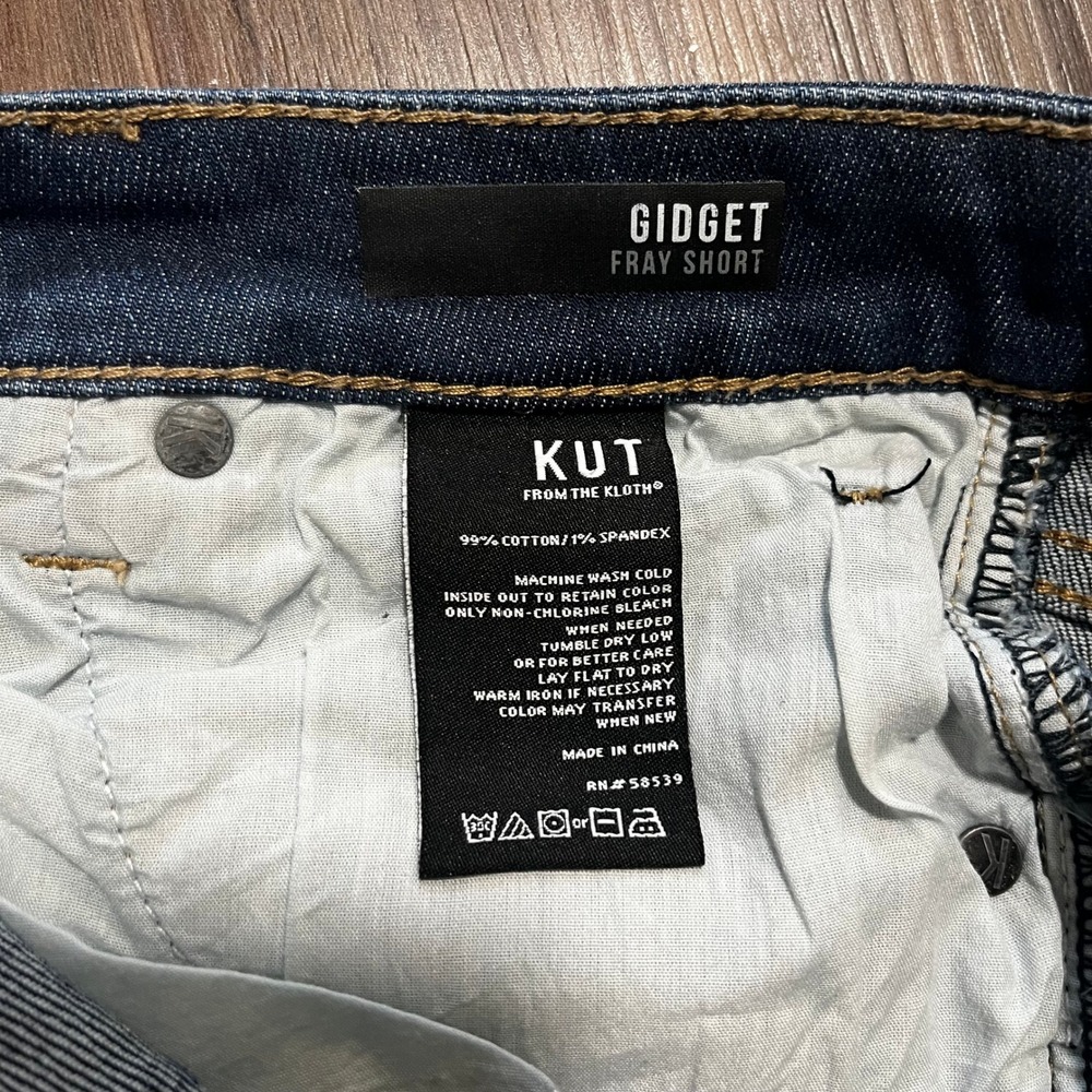 KUT From The Kloth Gidget Fray Short Mid Rise Medium Wash Distressed size 4 - Picture 9 of 10